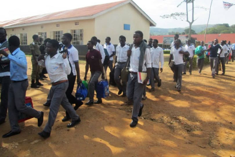 stundents going home after school's closure