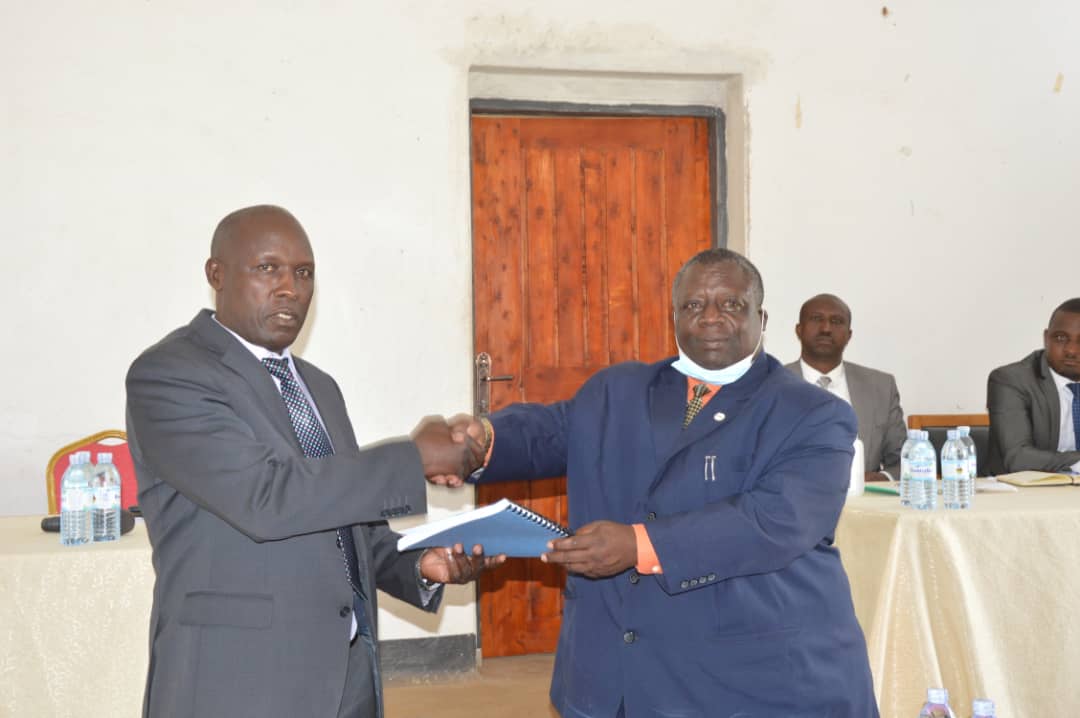 MK Newslink RUKIGA DISTRICT CAO HANDS OVER OFFICE, HEADS TO RUBIRIZI ...